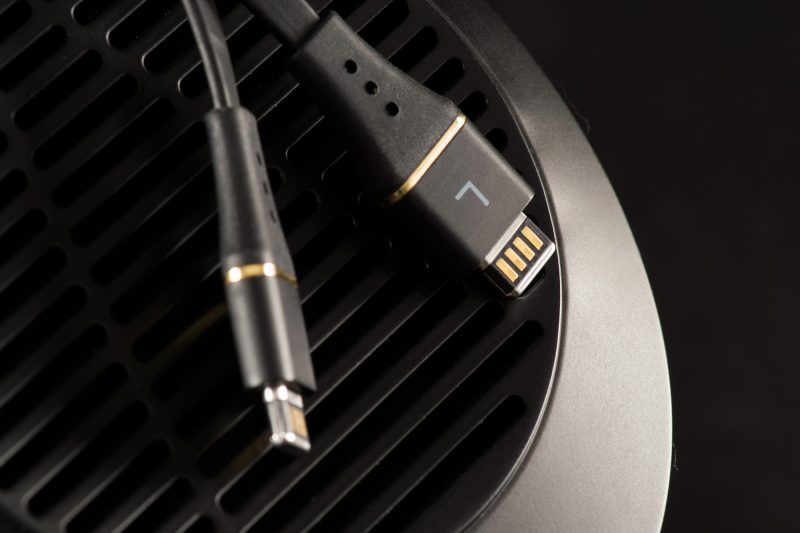 Audeze-EL-8-OB-earcupjack4