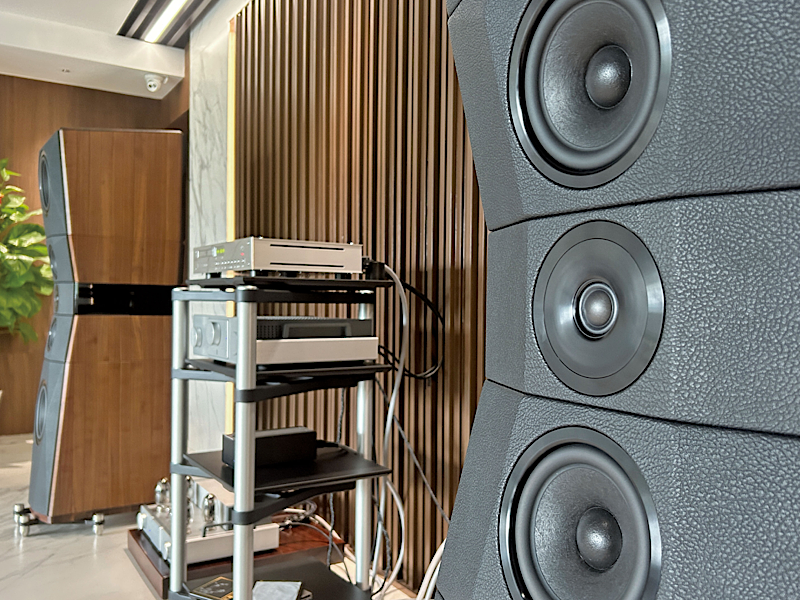 发掘电子管的超强潜力——Octave HP700SE电子管立体声前级、MRE220SE电子管单声道后级放大器